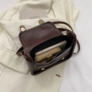 Sac à bandoulière rétro marron foncé minimaliste avec texture cuir et grande capacité