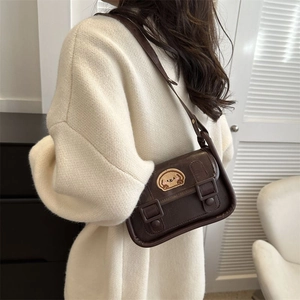 Sac bandoulière marron minimaliste avec broderie chien dans un cadre de vie chaleureux