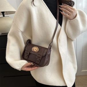 Sac bandoulière rétro en cuir marron avec broderie chiot et boucles vintage chic