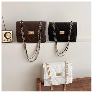 Sacs bandoulière matelassés en marron noir blanc avec boucles métalliques dorées