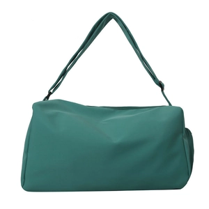 Sac de sport en nylon bleu sarcelle avec bandoulière réglable et poche sur fond blanc