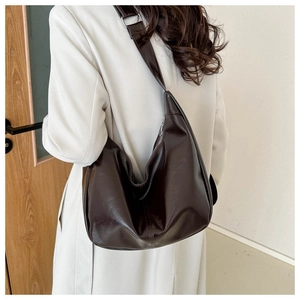 Détail du sac hobo en cuir PU marron foncé avec large bandoulière et boucle argent
