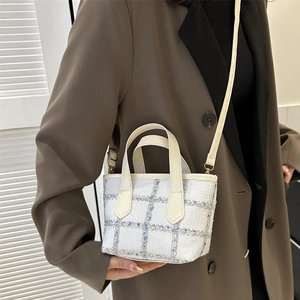 Borsa a tracolla in tweed a quadri blu e bianchi con manici in pelle eleganti