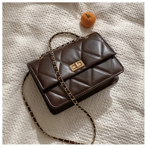 Détail du sac bandoulière matelassé marron foncé avec chaîne dorée et fermoir