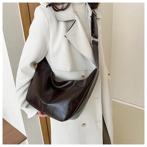 Détail du sac hobo en cuir PU marron foncé avec finition brillante et large bandoulière