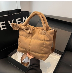 Détail du sac matelassé marron avec nœud décoratif et bandoulière réglable