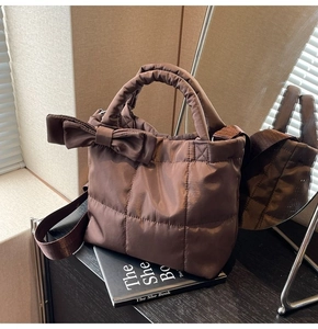 Détail du sac cabas matelassé marron foncé avec grand nœud et bandoulière large