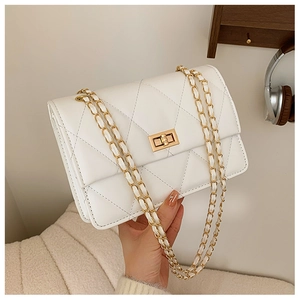 Détail du sac en cuir matelassé blanc avec fermoir rotatif doré et bandoulière chaîne