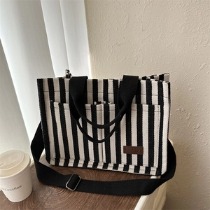 Grand sac fourre-tout en toile rayée avec poches avant et bandoulière réglable