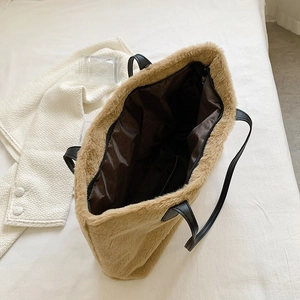 Grand sac cabas en fausse fourrure kaki avec anses en cuir noir et fermeture éclair