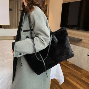 Grand sac cabas minimaliste noir en peluche douce avec fines lanières en cuir