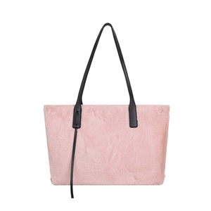 Sac cabas en peluche rose avec anses en cuir noir et design épuré spacieux