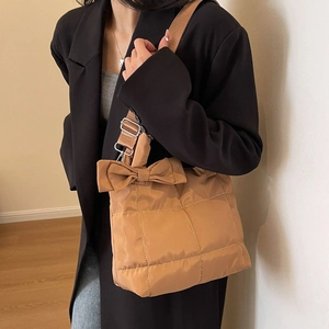 Sac bandoulière matelassé en nylon caramel avec nœud élégant sur la bandoulière