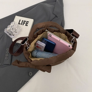 Sac cabas matelassé marron avec grand nœud et intérieur spacieux pour le quotidien
