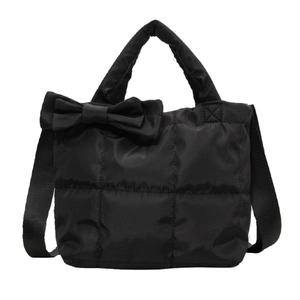 Sac à main matelassé noir avec un grand nœud décoratif et une bandoulière réglable