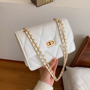 Sac bandoulière blanc matelassé avec chaîne dorée et fermoir tournant métallique