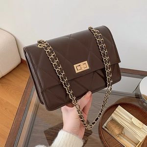 Sac bandoulière matelassé marron foncé avec chaîne dorée et fermoir pivotant