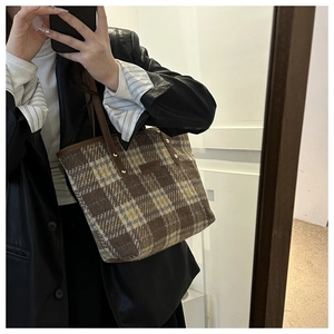 Nahaufnahme der Vintage Woll-Einkaufstasche mit Lederriemen an einem Mode-Model