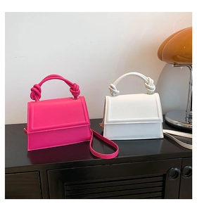Détails des sacs à bandoulière en cuir fuchsia et blanc avec une poignée nouée élégante