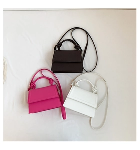Vue détaillée de sacs à bandoulière à poignée nouée en noir, rose fuchsia et cuir blanc