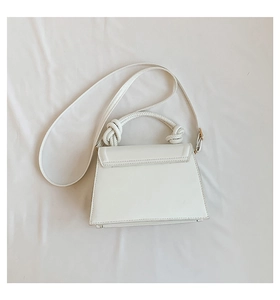 Vue détaillée du sac à main trapèze blanc avec poignée tissée nouée et fine bandoulière