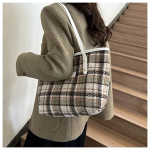 Lifestyle-Ansicht einer Retro-Plaid-Woll-Einkaufstasche mit weißen Lederriemen