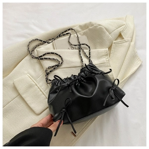 Detailansicht der schwarzen Falten-Beuteltasche mit Schleifen und Kettenriemen