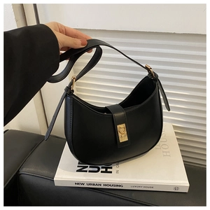 Vue détaillée du sac bandoulière noir en demi-lune avec boucle en métal doré