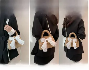 Sac à main en peluche marron avec grand nœud satin et chaîne en perles en trois styles