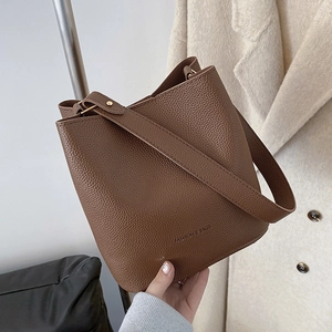 Vintage dark brown large capacity bucket bag with lychee texture and shoulder strap