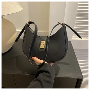 Détail d'un sac selle noir vintage avec finition mate et boucle en métal doré