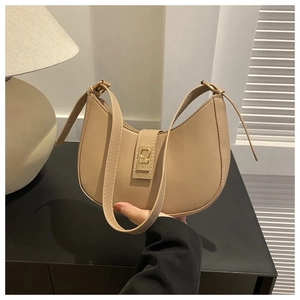 Détail du sac hobo beige minimaliste avec large bandoulière et fermoir magnétique en métal