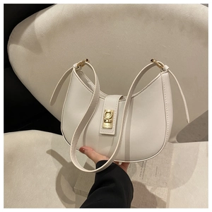Gros plan du sac hobo blanc en similicuir avec boucle et finitions dorées élégantes