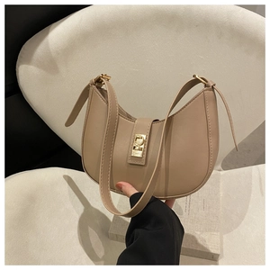 Vue détaillée du sac hobo demi-lune beige avec boucle dorée et texture en cuir souple
