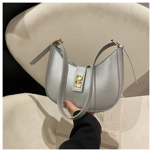 Sac sous le bras demi-lune argenté avec boucle en métal doré et bandoulière ajustable