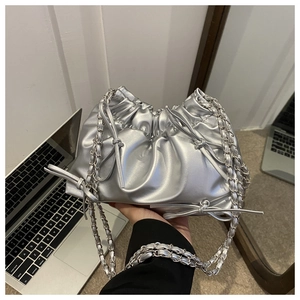 Detail der silbernen Falten-Beuteltasche aus Metallic-PU-Leder mit feiner Schleife