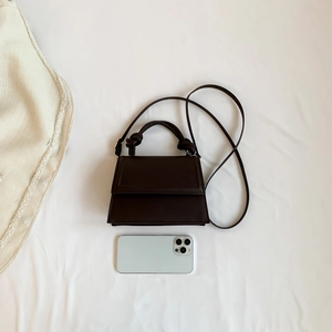 Petit sac bandoulière marron avec poignée nouée et téléphone pour l'échelle