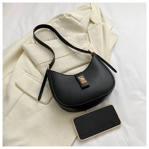 Détail du sac hobo en cuir noir avec boucle dorée et smartphone pour référence de taille