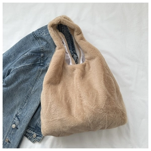 Vue de dessus d'un sac cabas en peluche crème avec texture douce et style hobo