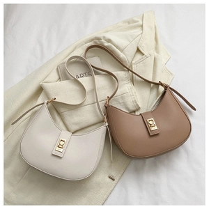Détail de sacs hobo minimalistes en beige et marron avec fermoirs en métal doré