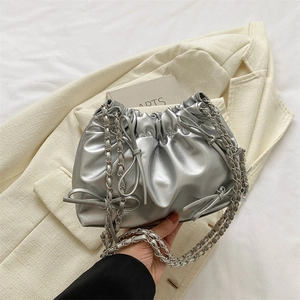 Schicke Damen Falten Cloud Bucket Bag PU Leder Geraffte Handtasche Mit Schleife Detail Silber Metallkette Umhängetasche