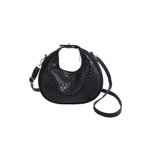 Elegante borsa a mezzaluna intrecciata nera con finiture dorate e tracolla regolabile