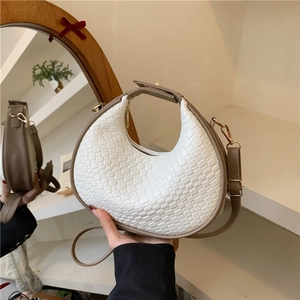 Elegante borsa a mezzaluna intrecciata bianca con tracolla marrone e dettagli oro