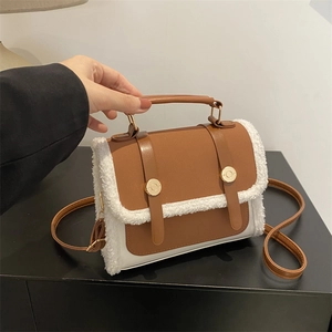 Brown leather and white shearling拼接 crossbody bag with golden metal buckle and handle