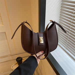 Sac bandoulière demi-lune marron vintage avec boucle en métal doré et cuir lisse