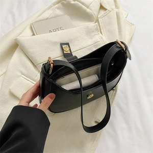 Sac sous le bras minimaliste en cuir noir avec boucle dorée et poche zippée interne