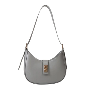 Sac sous le bras demi-lune gris minimaliste avec boucle en métal doré sur fond blanc pur