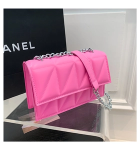 Détail du sac bandoulière matelassé rose avec bandoulière chaîne argentée et rabat