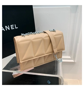 Détail du mini sac bandoulière matelassé beige avec chaîne argentée et rabat