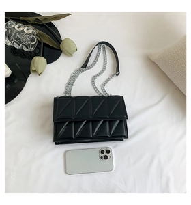 Sac bandoulière matelassé avec chaîne argentée et téléphone pour la taille
